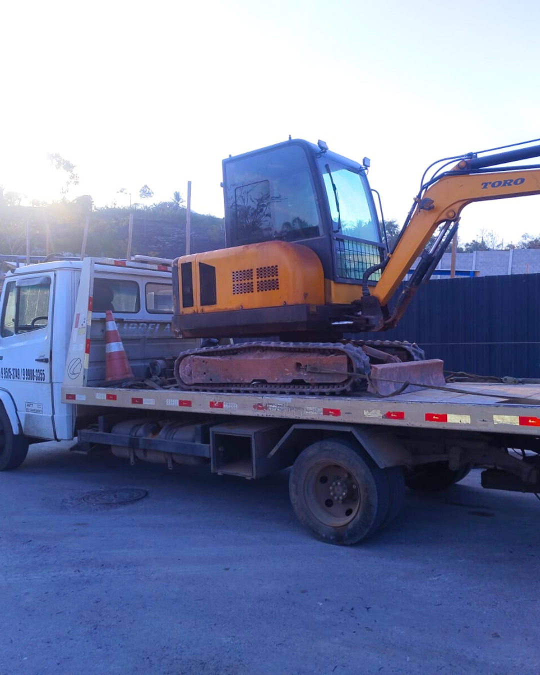 caminhao-guincho-carregando-miniescavadeira-auto-socorro-filhos-do-pai-df